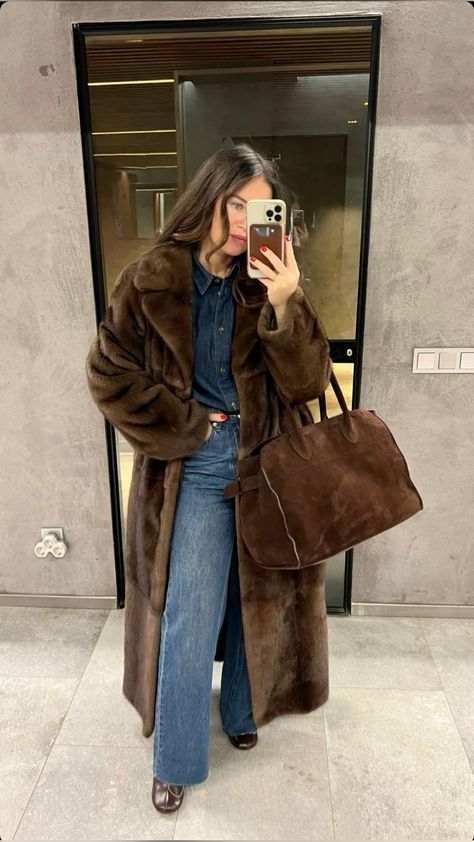 Brown Fur Coat Outfit, Fur Coat Outfits, Grey Sweater Outfit, Brown Fur Coat, Fur Coat Outfit, Winter Inspo, Paris Outfits, Looks Street Style, Fall 24