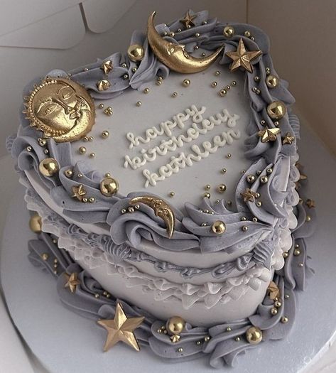 20th Birthday Cake Ideas For Her, Sweet 16 Cakes Aesthetic, Star And Moon Cake, Star Moon Cake, 15th Birthday Cake Ideas, Cakes 18th Birthday, Pretty Deserts, Moon Birthday Cake, Celestial Cake