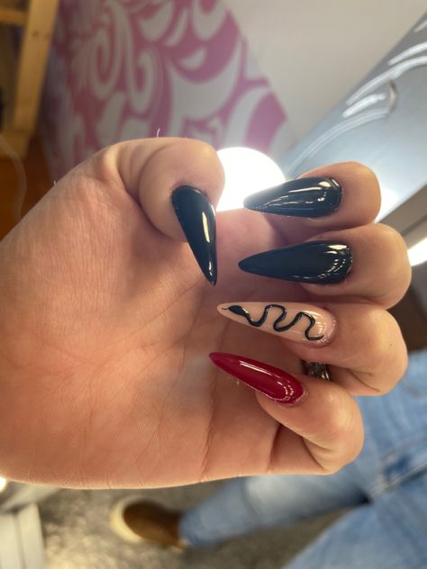 Black And Red Snake Nails, Snake Nail Art, Snake Skin Nails, Snake Nail, Red And Black Snake, Gel Polish Designs, Nail Goals, Nail Designs Pictures, Nude Nail