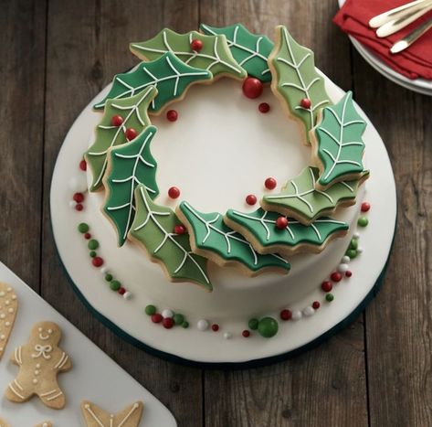 Professional Cake Decorating, Wreath Cake, Gingerbread Dough, Blue Icing, Wreath Cookies, Coloured Icing, Plain Cake, Leaf Cookies, Christmas Cake Decorations