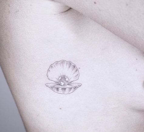 Colorful Seashell Tattoo, Cute Quirky Tattoos, Shell With Pearl Tattoo, Tattoos Seashell, Pearl Tattoo Ideas, Afrodita Tattoo, Tattoo Seashell, Mermaid Tail Tattoo, Pearl Tattoo