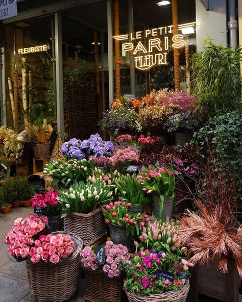 Paris Flowers, Flower Cafe, Boquette Flowers, Flower Boutique, Flower Store, Nothing But Flowers, Flower Therapy, Beautiful Bouquet Of Flowers, Floral Shop