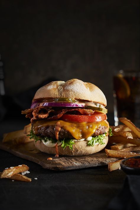 Set of 12 different styles of Burger photography. This one dark, contrasty food photography Food Photography Fruit, Rustic Food Photography, Food Photography Lighting, Gourmet Burger, Food Videography, Dark Photo, Dark Food Photography, Easy Steak, Food Photoshoot