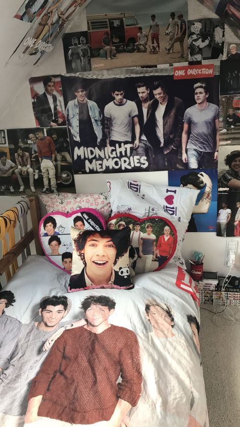 One Direction room #bedroom #decor #roomdecor #room #fan #directioner #onedirection #1Ddecor #1d #fandom #inspiration #posters #belts #materialartbelts One Direction Themed Room, One Direction Posters Room, One Direction Blanket, One Direction Decor, One Direction Room Aesthetic, One Direction Bedroom Aesthetic, One Direction Random, One Direction Room Decor Ideas, Fandom Bedroom Aesthetic