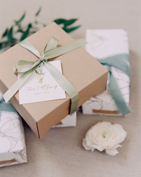 30 Ribbon Wedding Ideas for Every Type of Celebration Gift Box Ideas, Elegant Wedding Favors, Gift Wrapping Inspiration, Packaging Ideas Business, Handmade Soap Bar, Best Wedding Favors, Mini Champagne, Gift Box Design, Bouquet Wrap