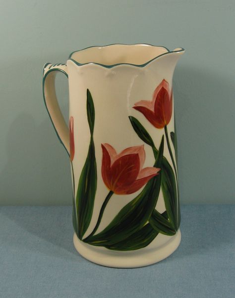 Tulip Vase Ceramic, Pottery Painting Ideas Pitcher, Tulip Ceramic Painting, Pottery Painting Ideas Jug, Jug Pottery Painting Ideas, Ceramic Pitcher Painting Ideas, Ceramic Pitchers Ideas Handmade Pottery, Tulip Pottery Painting, Ceramic Jug Painting Ideas