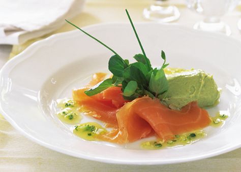 This smoked salmon recipe with orange dressing and avocado pâté makes an elegant dinner party starter. Smoked Salmon Starter, Salmon With Orange, Salmon Starter, Seafood Dinner Party, Smoked Salmon Recipe, Dinner Party Starters, Orange Dressing, Salmon Appetizer, Pate Recipes