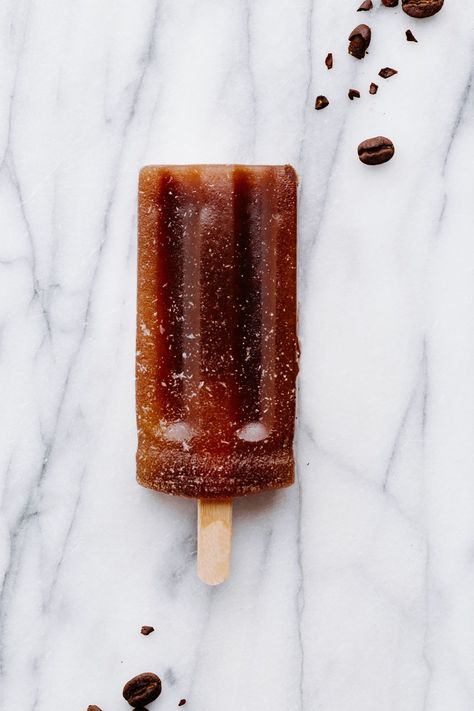 These 3 ingredient coffee popsicles are a cooling caffeine boost and a delicious variation on iced coffee - www.thegreencreator.com - #popsicles #coffeepopsicles #icelolly #ijslolly #icedcoffee Earl Grey Popsicle, Cold Brew Popsicles, Root Beer Popsicles, Vegan Fudgesicles, Frozen Yoghurt Popsicles, Coffee Popsicles, Almond Milk Coffee, Smoothie Popsicles, Fresh Coffee Beans