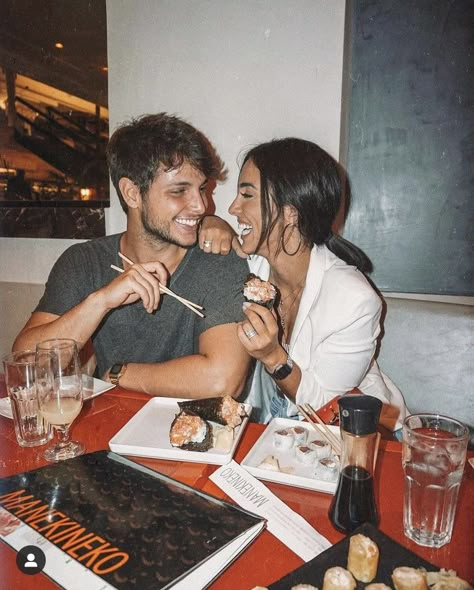 Couple Eating Aesthetic, Sushi Engagement Photos, Couple Eating Together Aesthetic, Couples Dining, Couple Eating, Couples Dinner, Adventure Engagement Photos, Cute Engagement Photos, Food Photoshoot