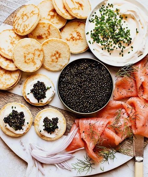 Caviar Appetizers, Caviar Recipes, Braised Chicken, Holiday Menus, Calendar Girls, Chicken Livers, Food Platters, Fine Food, Smoked Salmon