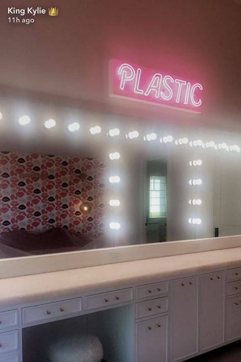 Kylie Jenner Glam Room: How to Get the Look | Teen Vogue Kylie Jenner Bedroom, Kylie Jenner Room, Kylie Jenner Beauty Room, Kylie Jenner House, Kardashian Home, Jenner House, Barbie Room, Neon Signs Home, Glam Room