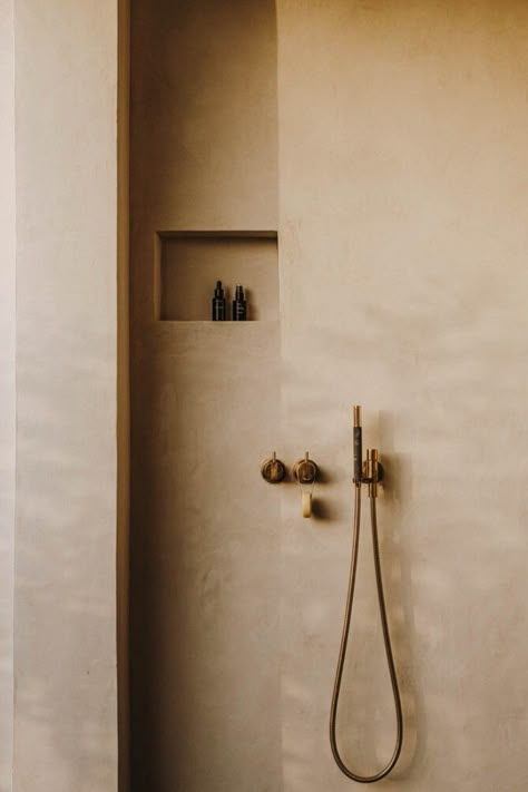 Greece interior design bathroom with natural brass VOLA shower. Interior Designer: Studio Andrew Trotter / Eleni Ioannidou Photographer: Salva López #VOLA #design #bathroom #inspiration #sand #color #brass #shower #ideas Andrew Trotter, Greece Design, Concrete Effect Paint, Glass Brick, Space Interiors, Sopot, Styl Boho, Trotter, Bathroom Colors