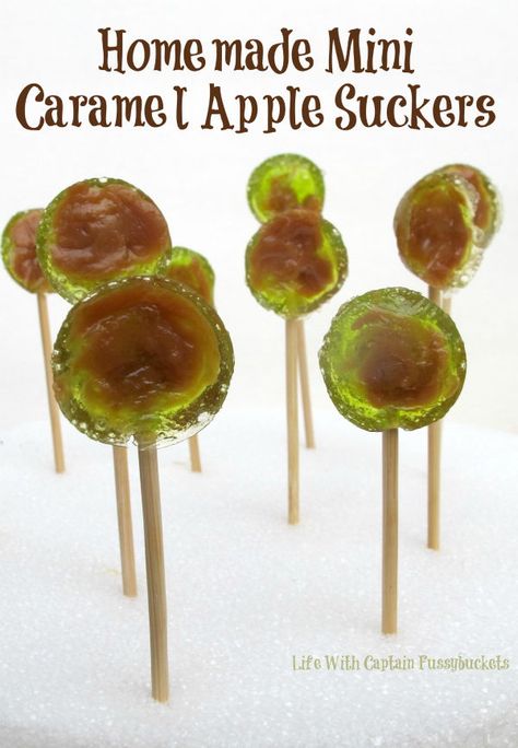 Make these easy DIY homemade mini caramel apple suckers for Fall! Caramel Apple Lollipops, Caramel Apple Suckers, Apple Pops, Mini Caramel Apples, Candy Ideas, Berry Dessert, Work Meals, Delectable Desserts, Sweet Treats Recipes