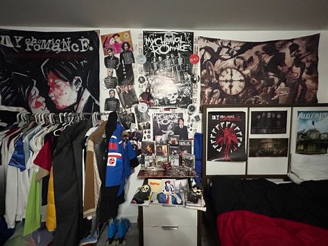 Emo Rooms 2000s, My Chemical Romance Bedroom, Room Emo Aesthetic, Emo Interior Design, My Chemical Romance Room Decor, 2000s Emo Room Ideas, Mcr Room Decor, Emo Room Inspo 2000s, Metalhead Room Ideas