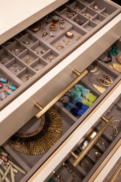 “I love the vanity area with jewelry storage,” says Lindsey Black of Lindsey Black Interiors. “I had velvet jewelry trays custom made to fit the drawers, so everything has a place and is easy to find!” Image: Stefanie Rawlinson Photography Black Interiors, Jewlerie Organization Closet, Vanity With Jewelry Storage, Dresser With Jewelry Drawer, Jewelry Vanity, Closet Island, Jewelry Closet, Dream Closet Design, Jewelry Trays