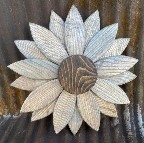 One of a kind light gray wooden flower wall decoration handcrafted from a repurposed pallet The wood for this flower was salvaged from a pallet that was going to be discarded into the dumpster, but the red oak and ash of the petals now lives on.  Center is pine stained a rich black walnut to offset the gray petals and unique wood grains, center is also salvaged wood. Flower consists of 18 individually cut, sanded and then placed petals Thickness with fronts and backs is 2.25 inches and diameter Diy Wood Flowers, Wooden Flower Wall, Rustic Spring Decor, Flower Wall Decoration, Painted Crafts, Workshop Projects, Woodwork Projects, Wood Art Projects, Decor 2024