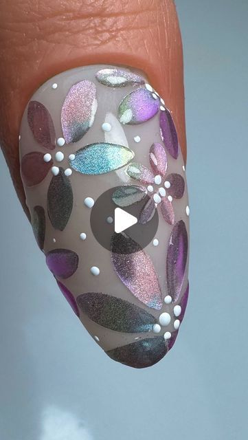 AMANDA BYRNE NAIL ARTIST on Instagram: "Chrome flowers 🌺   Using @magpie_beauty products 🖤  ♥︎ 𝐒𝐓𝐀𝐑𝐊𝐄𝐑𝐒 𝐆𝐢𝐯𝐞 𝐌𝐞 𝐒𝐭𝐫𝐞𝐧𝐠𝐭𝐡  ♥︎ 𝐓𝐎𝐏 𝐈𝐓 𝐎𝐅𝐅  ♥︎ 𝐑𝐈𝐁𝐁𝐎𝐍, 𝐒𝐀𝐆𝐄, 𝐈𝐂𝐄 𝐁𝐋𝐔𝐄 & 𝐓𝐄𝐑𝐄𝐒𝐀 𝐂𝐡𝐫𝐨𝐦𝐞 𝐏𝐨𝐰𝐝𝐞𝐫𝐬 ♥︎ 𝐂𝐋𝐄𝐀𝐑 𝐁𝐔𝐈𝐋𝐃 𝐈𝐓 ♥︎ 𝐖𝐇𝐈𝐓𝐄 𝐀𝐑𝐓𝐘𝐠𝐞𝐥 ♥︎ 𝐃𝐄𝐓𝐀𝐈𝐋  𝐁𝐫𝐮𝐬𝐡  𝟗   Using #everythingmagpie   🖤 @magpie_beauty 🖤 @magpie_education 🖤  @aleana_hand Female Practice Thumb   #nails #nailsonfleek #nailsofinstagram #instanails #nailswag #naildesigns #nailsoftheday #nailporn #gelnaildesign #gelnails #manicure #nailitdaily #nailprodigy #showscratch #magpiebeauty #foxnailart #autumnnailart #autumnnails #brightnails #easynailart #simplenailart #handpaintednailart #nailarttutorial #nailtutorial #nailvideo #nailartvideo #b Chrome Flower Nails Designs, Chrome Nail Art Design, Cool Nail Designs 2024, Cat Eye Flower Nails, Dotting Nail Art Designs, Thumb Nail Art, Pattern Nails Designs, Candle Nail Art, Chrome Flower Nails