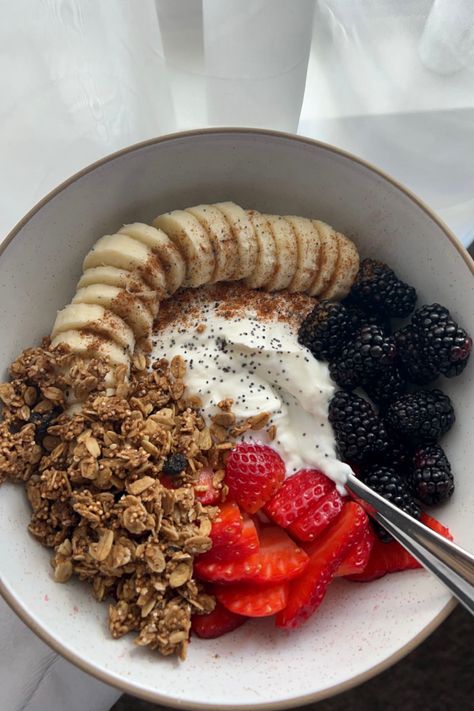 #breakfast #breakfastideas #breakfastrecipe #healthy #healthyfood #healthylifestyle #fruit #fruitbowl #yogurtrecipes #yogurt #granolabowl #granola #goldengirl #stargirl #cleangirlaesthetic Fruit Yogurt, Healthy Food Inspiration, Daily Workouts, Easy Healthy Meal Prep, Healthy Food Dishes, Custom Keto Diet, Healthy Food Motivation, Healthy Lifestyle Food, Think Food