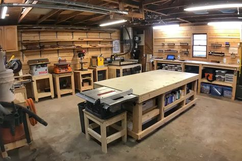 Officine In Garage, Garage Workshop Layout, Basement Workshop, Garage Workbench, Garage Workshop Organization, Woodworking Garage, Workshop Layout, Cool Garages, Woodworking Shop Plans