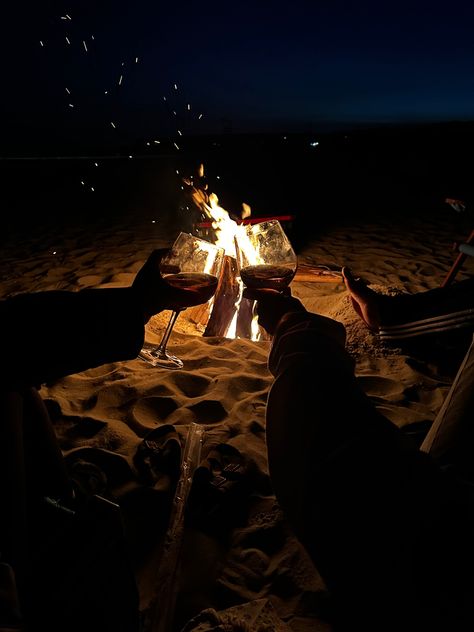 Fire Pit On Beach, S’mores Camping, Party On Beach Night, Friends Wine Aesthetic, Couple Bonfire Aesthetic, Beach Birthday Aesthetic Night, Bon Fire Aesthetics, Friends Esthetics, Wine With Friends Aesthetic