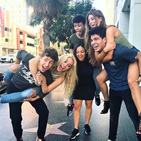 1.1m Likes, 4,127 Comments - Lele Pons (@lelepons) on Instagram: “The new cast of "Friends" 👨‍👩‍👧‍👦 (what's your fav TV show?)” Squad Pictures, Sunset Girl, Foto Tips, Best Friend Photos, Bff Goals, Bestie Goals, Bff Pictures, Friend Goals, Squad Goals