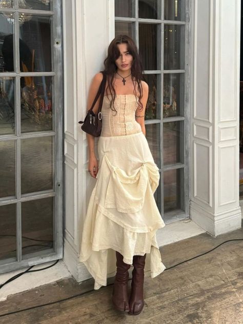 Long Skirt Outfits Street Styles, White Outfits Grunge, Grunge Maxi Dresses, White Vintage Skirt Outfit, Fairycore Outfit Corset, Outfit Ideas Elegant Chic Summer, Maxi Skirt Chic Outfit, Corsets And Skirts Outfits, Corset With Skirt Aesthetic