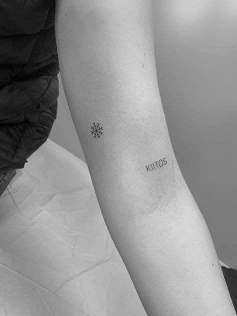 Small Snowflake Tattoo, Tattoos Meaning Family, Simple Leg Tattoos, Winter Tattoo, Snow Tattoo, Cute Matching Tattoos, Snow Flake Tattoo, Traditional Tattoo Flowers, Stylish Tattoo