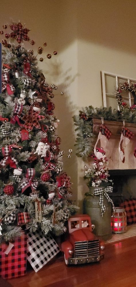 Natal, Best Christmas Tree Decorations, Country Christmas Trees, Buffalo Plaid Christmas Decor, Flocked Christmas Trees Decorated, Buffalo Plaid Christmas Tree, Plaid Christmas Decor, Black Christmas Trees, White Christmas Trees