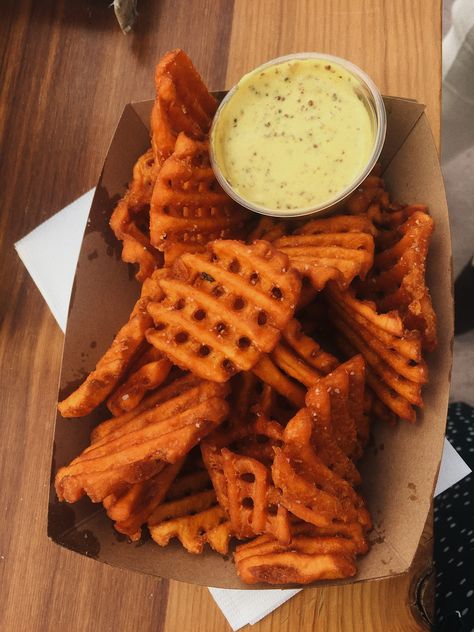 Sweet Potato Waffle Fries, Sweet Potato Waffles, Waffle Fries, Food Babe, Food Therapy, Yummy Comfort Food, Food Drinks Dessert, Food Obsession, Delicious Healthy Recipes