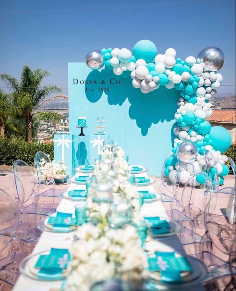 Tiffany And Co Dinner Party, Breakfast At Tiffany's Aesthetic Party, Tiffany And Co Sweet 16 Ideas, Tiffany Blue Birthday Party Decorations, Tiffany And Co Centerpieces Ideas, Breakfast At Tiffany's Decor, Tiffany And Co Party Decorations, Tiffany And Co Party, Tiffany Blue Birthday Party