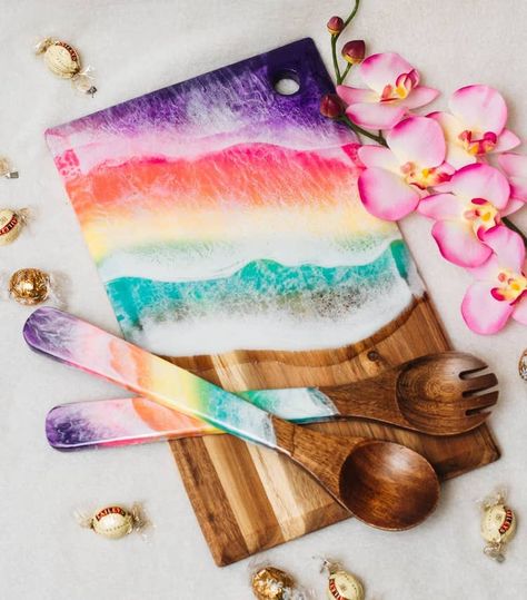 Resin Boards, Resin Ocean Art, Resin And Wood Diy, Epoxy Crafts, Resin Artist, Resin Crafts Tutorial, Diy Resin Projects, Resin Art Painting, Wood And Resin