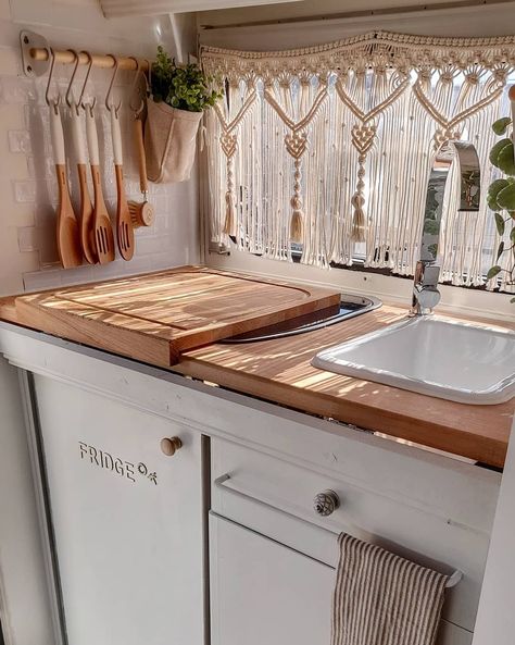 Caravan Decor Ideas, Unique Camper Ideas, Vintage Caravan Interiors Ideas, Caravan Decorating Ideas, Boho Caravan Interior, Boho Rv Interior, Boho Camper Interior, Van Life Kitchen, Boho Caravan