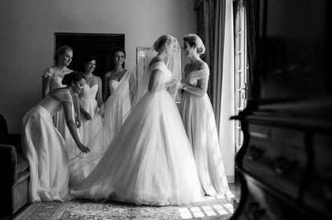 Bridesmaid Photoshoot, Wedding Portrait Poses, Wedding Picture Poses, Bridesmaids Photos, Wedding Photography Styles, Wedding Photos Poses, Magical Wedding, Wedding Photography Poses, Wedding Photo Inspiration