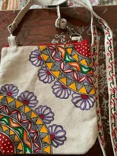 Jute Bag Designs Ideas, Painting On Purse, Painting Tote Bags Ideas, Tote Bags Painting Ideas, Painting On Tote Bags, Potli Bag Pattern, Totebag Painting Ideas, Canvas Bag Painting, Hand Painted Tote Bags