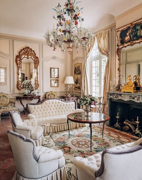 Eye For Design: Decorating French Style With Louis XV Console Tables Victorian Office Decor, Country Victorian Homes, Victorian Bedroom Furniture, Living Room Victorian, Modern Victorian Decor, Regal Decor, French Style Living Room, Louis Xv Furniture, Colonial Interior Design