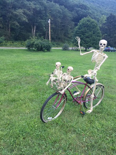 Ways To Pose, Skeleton Pics, Skeleton Family, Silly Skeleton, Halloween Outside, Halloween Witch Decorations, Skeleton Decorations, Family Poses, Funny Skeleton