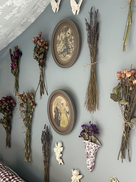 🥀 dried flower wall Vintage Flower Room Decor, Light Floral Aesthetic, Dried Flower Display Wall, Vintage Floral Room Aesthetic, Dried Flowers Ideas Decor Wall Art, Dried Flowers Hanging On Wall, Dried Flower Bedroom Decor, Dried Flowers Wall Decor, Alt Apartment Aesthetic