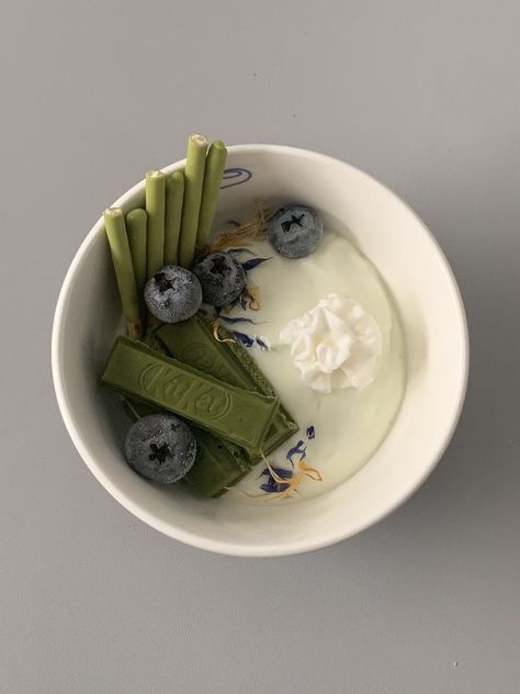 Matcha Yogurt, Yogurt Bowl, Tasty Baking, Greens Recipe, Food Obsession, Snack Time, Cute Food, Food Food, Blueberries