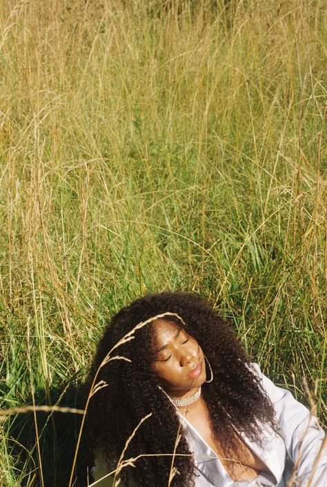 Grass Photoshoot Ideas, Grass Photoshoot, Woman Laying, Spring Photoshoot, Flower Photoshoot, Pic Pose, Outdoor Photoshoot, Photoshoot Themes, Flower Photography