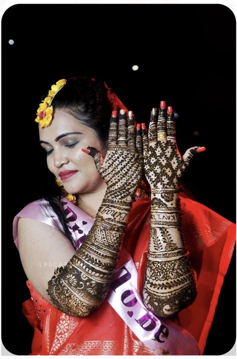 Mehandi Pose Photo, Mehndi Dulhan Poses, Mehandi Close Up, Mehndi Closeup Photo, Bride Mehendi Photoshoot Poses, Mehdi Photoshoot Poses, Bridal Mehndi Shoot, Dulhan Mehndi Pose, Mehdi Pose For Bride