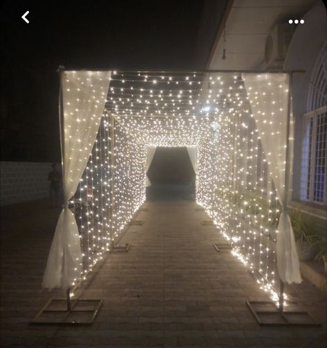 Grand March Entrance Ideas Prom, Quince Entrance Ideas, Prom Decoration Ideas, Prom Centerpieces, Wedding Party Entrance, Stage Decorations Wedding, Wedding Entrance Decoration, Light Arch, Entrance Decoration