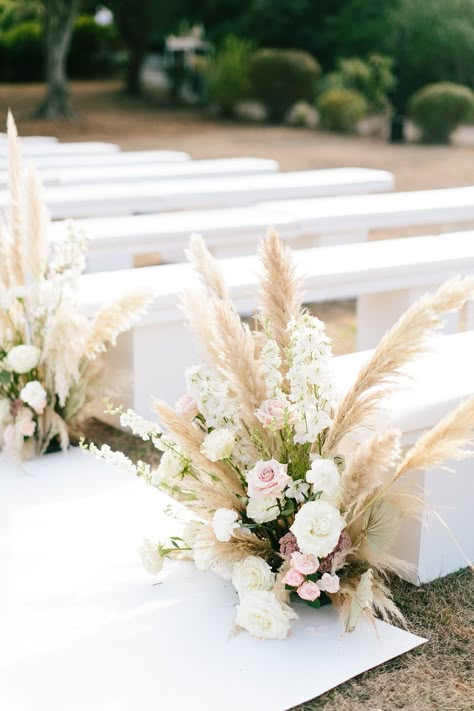 A chic, laid-back wedding in the South of France | Antibes Real Weddings Chic Wedding Style, Wedding Isles, Laid Back Wedding, Dried Flowers Wedding, Church Wedding Decorations, Tennis Fan, Grass Wedding, Wedding Aisle Decorations, Boho Wedding Decorations