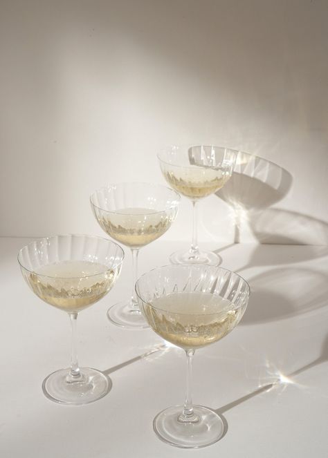 Add a touch of art deco to your table with our champagne saucers. Made from crystal and in a set of 4 glasses, all you need to do is add something fizzy. Sweet Champagne, 1920s Design, Champagne Saucers, Types Of Glassware, Glassware Kitchen, Crystal Champagne, Crystal Glassware, Champagne Glasses, Champagne Flutes