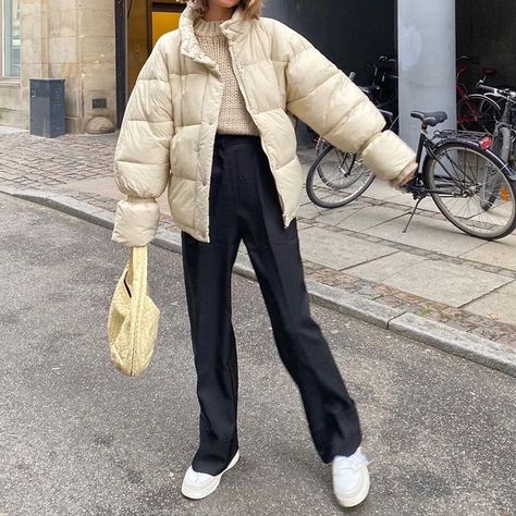 👜 on Twitter: "Puffer jacket season… " Winter Outfits Cold, Puffy Coat, Ideas Outfit, Cooler Look, Winter Fits, Winter Trends, Fashion Weeks, Moda Vintage, Mode Inspo