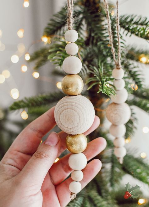 Unusual Ornaments Diy, Christmas Crafts Wooden Beads, Craft With Wooden Beads, Diy Simple Ornaments, Diy Easter Tree Decorations, Wooden Beads Crafts Diy, Wooden Bead Decorations, Adult Christmas Ornaments Diy, Wooden Beads Christmas Decor