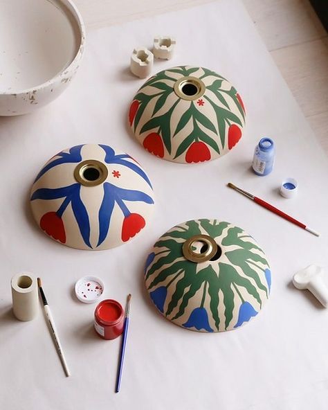 Painting Ideas On Clay, Lampshade Painting Ideas, Ceramic Presents, Paint Your Own Pottery Ideas, Aesthetic Ceramics, Painted Lampshade, Ceramic Lampshade, Amazing Pottery, Luminaria Diy