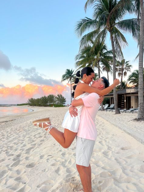 Romantic Beach Couple, Couples Vacation Photos, Beach Couple Poses, Beach Pictures Inspo, Beach Vacation Pictures, Couples Beach Photography, Couple Beach Pictures, Couple Beach Photos, Cute Beach Pictures