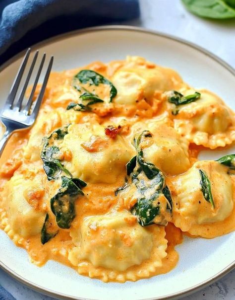 Tasty Recipes Sauce With Ravioli, Ravioli Rose Sauce, Sauces For Ravioli Healthy, Crock Pot Ravioli Easy, Boursin Ravioli Sauce, Best Sauce For Cheese Ravioli, Ravioli Sauce Ideas, Best Ravioli Sauce, Ricotta Ravioli Sauce