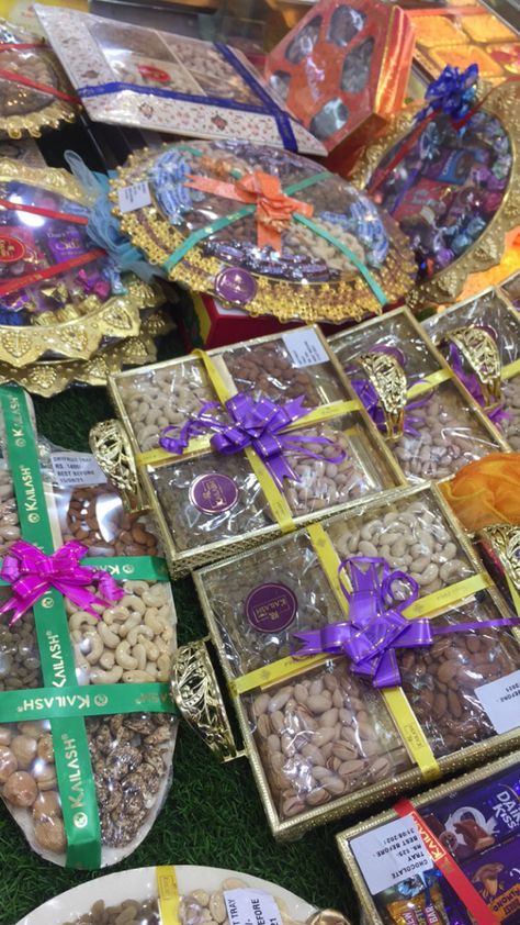 Rakhi Snapchat, Rakhi Snapchat Stories, Bat Pakki Ideas, Baat Pakki Snapchat, Gift Packing Ideas, Mithai Boxes, Rakhi Gift, Wedding Gift Pack, Bridal Gift Wrapping Ideas