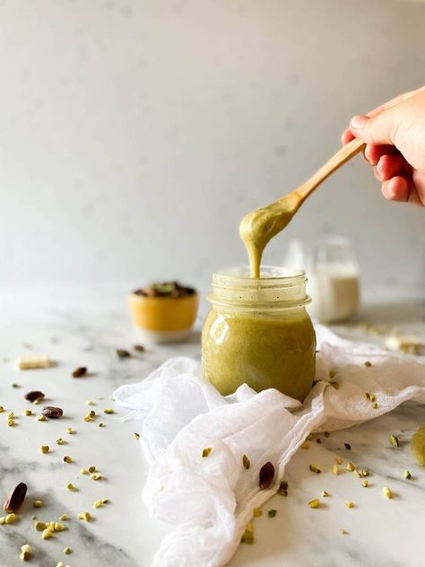 Delicious Homemade Pistachio Cream Recipe - Crema Al Pistacchio Pistachio Sauce Recipe, Pistachio Cream Recipe, Pistachio Recipes, Pistachio Butter, Homemade Gnocchi, Pistachio Cream, Food Pasta, Spread Recipes, On Toast